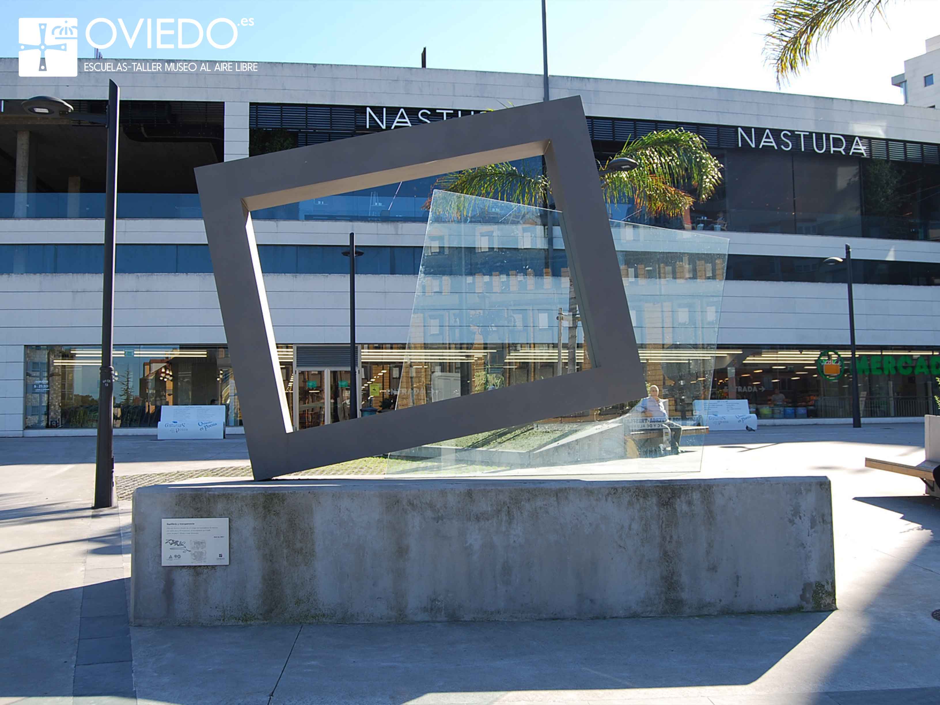 Escultura Equilibrio y Transparencia